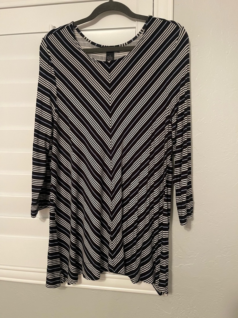 Black & White V-Stripe Long Sleeve Tunic Top